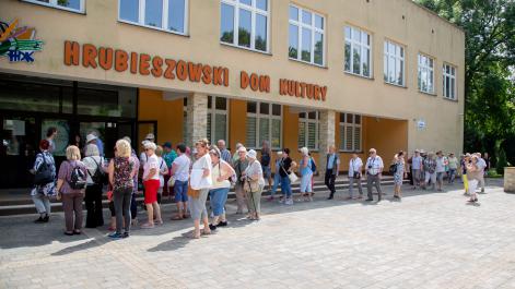 Seniorzy kierują się w stronę budynku Hrubieszowskiego Domu Kultury