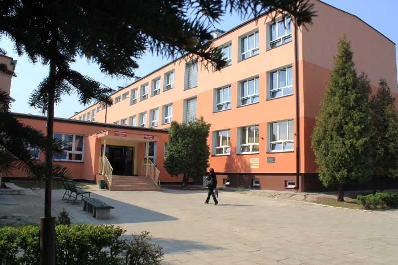 Szkoła Podstawowa Nr 3 im. mjr. Henryka Dobrzańskiego „Hubala” Szkoła Podstawowa Nr 3 im. mjr. Henryka Dobrzańskiego „Hubala”